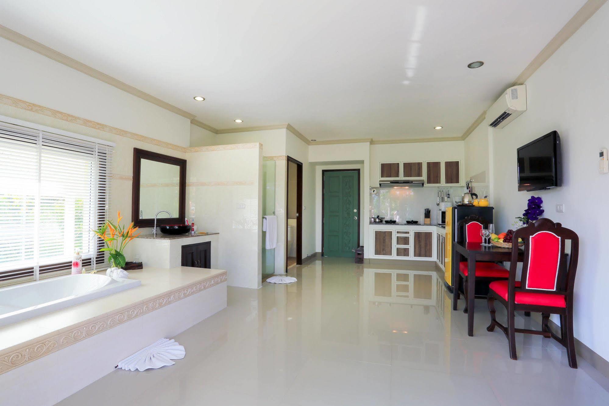 Naka Resort Pantai Kamala Luaran gambar