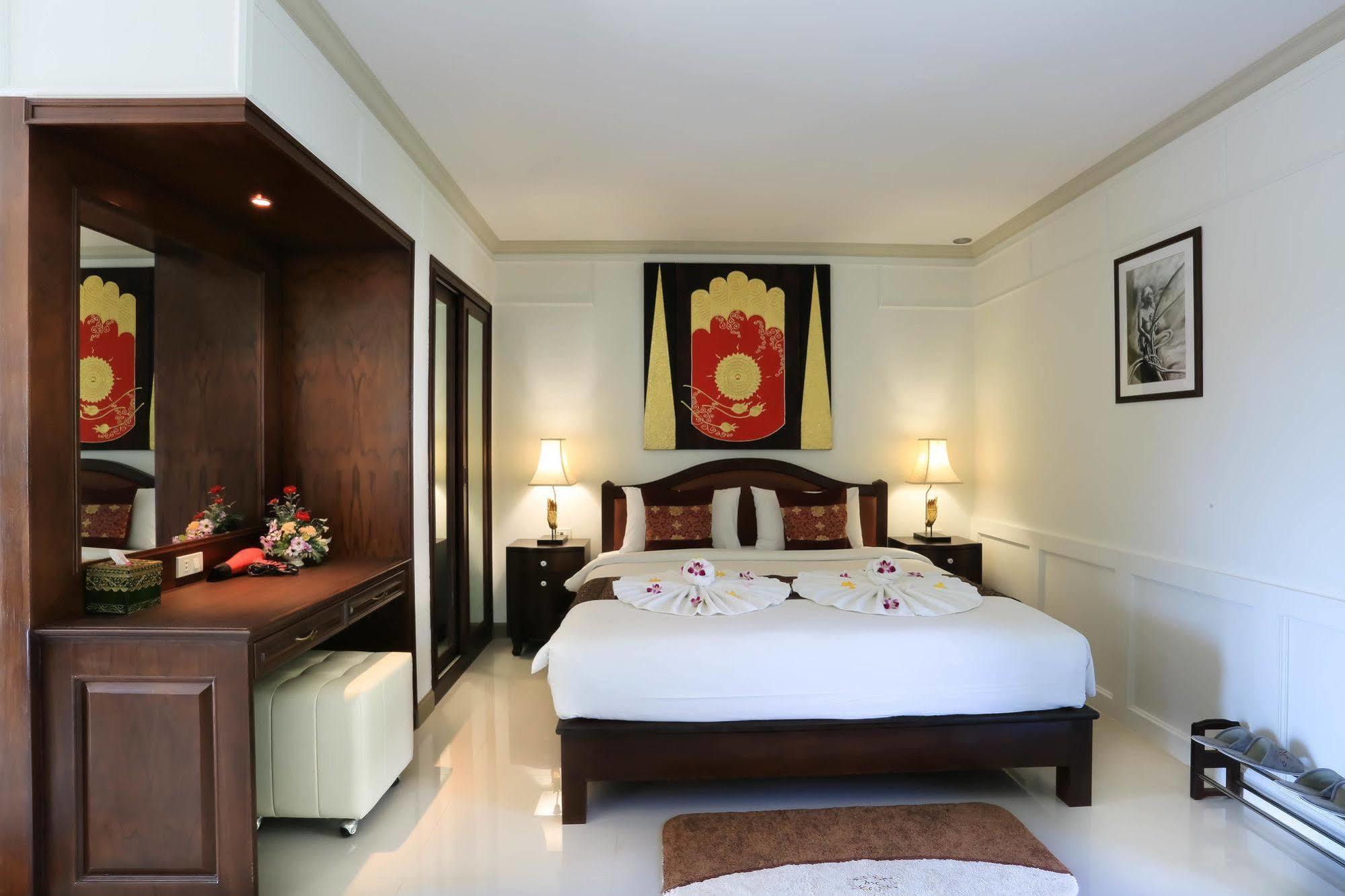 Naka Resort Pantai Kamala Luaran gambar